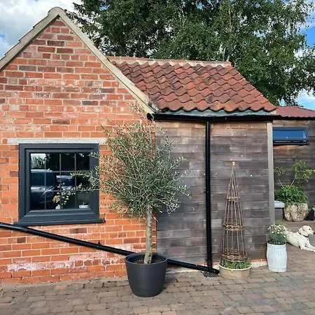 Tiny Guesthouse With Cozy Mezzanine Sleeping Nook Swinderby Exterior photo